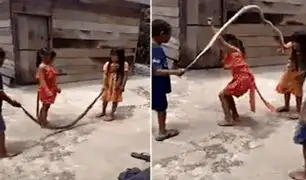 VIDEO: niños juegan a ''saltar la soga'' con serpiente muerta
