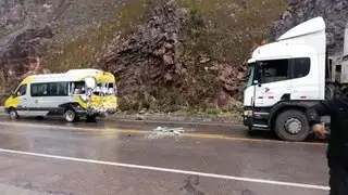 Cusco: 18 turistas quedan heridos tras aparatoso choque entre combi y camión
