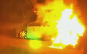 EEUU: rescatan a mujer de carro en llamas
