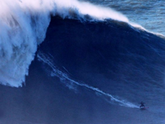 Francesa habría surfeado la ola más grande de la historia