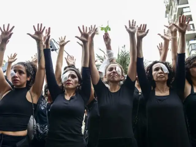 Chile: Mujeres de luto marcharon en silencio para denunciar abusos durante detenciones