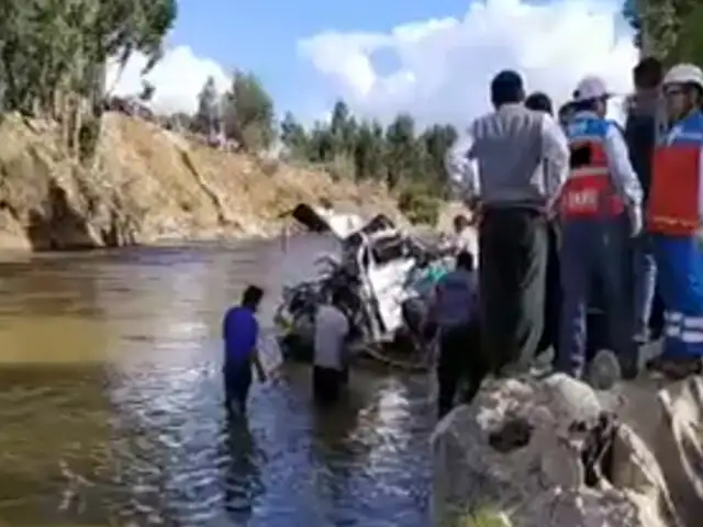 Combi llena de pasajeros cae a Río Mantaro y reportan varios fallecidos