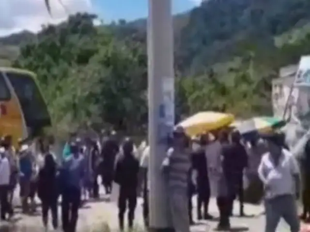 Junín: manifestantes atacan a gobernador regional durante ceremonia