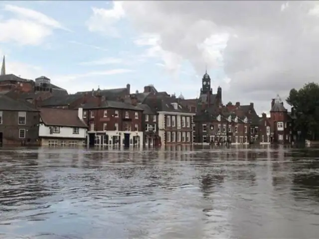Inundaciones cobran su primera víctima mortal en Inglaterra