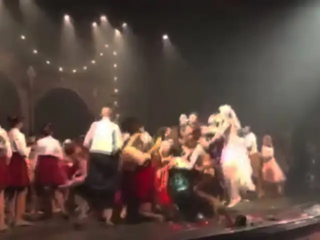 VIDEO: bailarines saltan tan fuerte que destrozan escenario de teatro