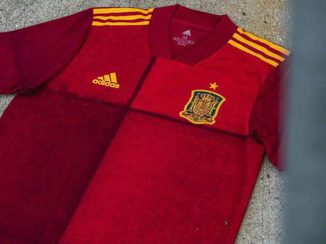 Nueva camiseta de España genera burlas entre los hinchas