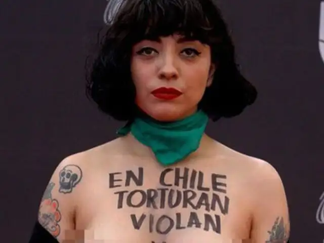 Mon Laferte protesta en toppless en los Latin Grammy: