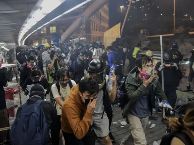 Hong Kong: universitarios escapan de la Policía tras amenaza de usar 