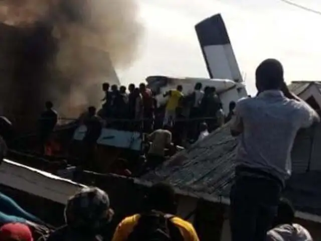 ¡Trágico! Avión se estrelló en barrio del Congo y hay más de 20 fallecidos