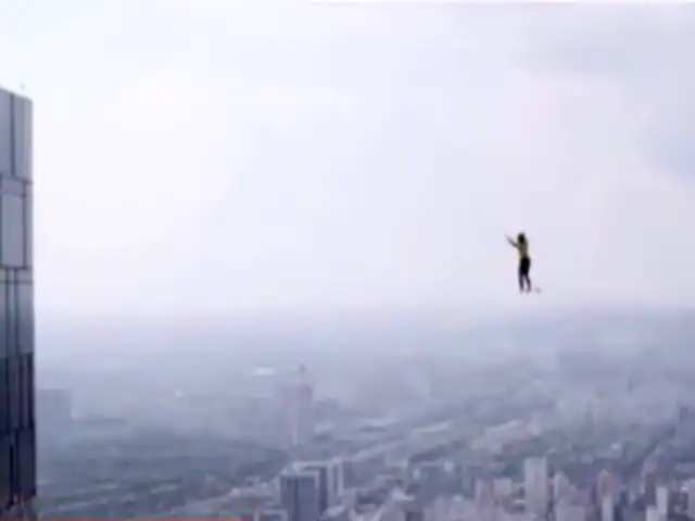 Equilibristas rusos rompen record tras cruzar entre dos rascacielos sobre la cuerda floja