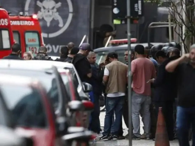 Río de Janeiro: hombre armado con cuchillo mantiene a varios rehenes en un bar