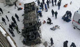 Rusia: 19 muertos dejó caída de ómnibus a un río congelado