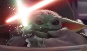 ¡La Fuerza está con él!: Bebé Yoda se enfrenta a Palpatine