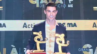 Cristiano Ronaldo recibe el premio de mejor jugador de la liga italiana