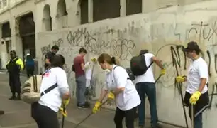 Centro de Lima: barren calles y limpian paredes sucias y con 'graffitis'