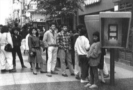Tiempos sin Whatsapp: Así se formaban las colas en Lima para hablar por teléfono