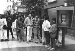 Tiempos sin Whatsapp: Así se formaban las colas en Lima para hablar por teléfono