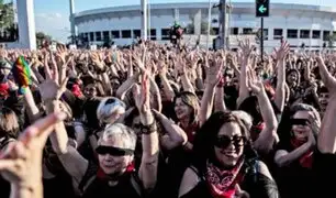 “El violador eres tú”: miles de mujeres se congregan en Estadio Nacional de Chile
