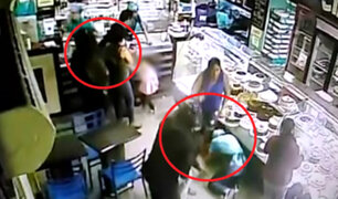 Chiclayo: delincuentes con cascos asaltan pastelería llena de clientes