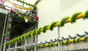 Puente Andahuaylas: ciudadanos venezolanos limpian y decoran con adornos de Navidad