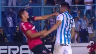 VIDEO: Jugadores se agarran a golpes en la cancha y continúan en el vestuario