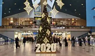 Navidad: aeropuerto adorna su árbol con artículos confiscados