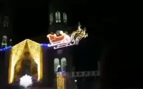 VIDEO: Papá Noel terminó estrellando su trineo contra un edificio