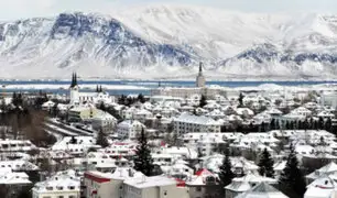 Vientos huracanados e intensas nevadas golpearon a la capital de Islandia