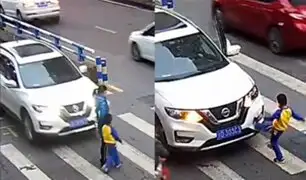 Niño patea auto luego de que atropellara a su madre