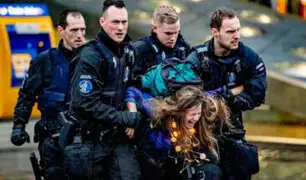 Holanda: desalojan activistas de aeropuerto de Ámsterdam a la fuerza