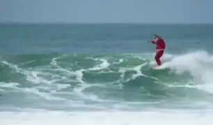Papá Noel surfista causó asombro en playa de Brasil