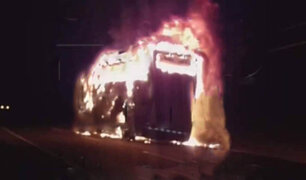 Bus con 72 pasajeros a bordo se incendió en la Panamericana Norte