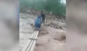Pataz: pobladores cruzan caudaloso río por delgados troncos