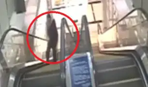 China: hombre sufrió desmayo mientras subía por escalera eléctrica