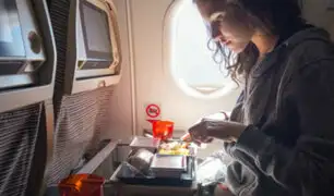 EEUU: Investigación revela que varios pasajeros enferman por comida de aviones
