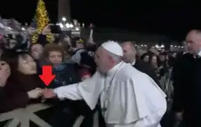 Papa Francisco le tiró un manotazo a mujer que lo jaló bruscamente