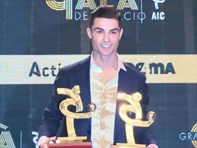 Cristiano Ronaldo recibe el premio de mejor jugador de la liga italiana