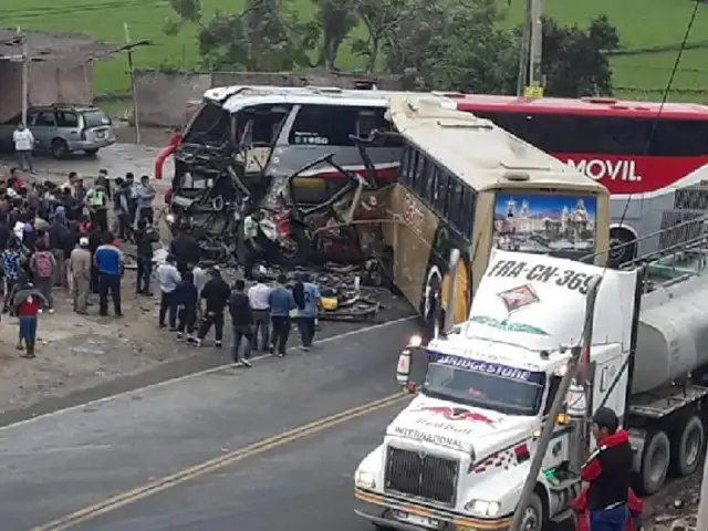Panamericana Norte: aparatoso choque entre buses interprovinciales deja al menos 3 muertos