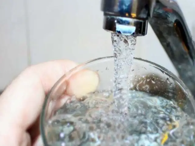 ¿Beber agua cruda es realmente un riesgo para la salud?
