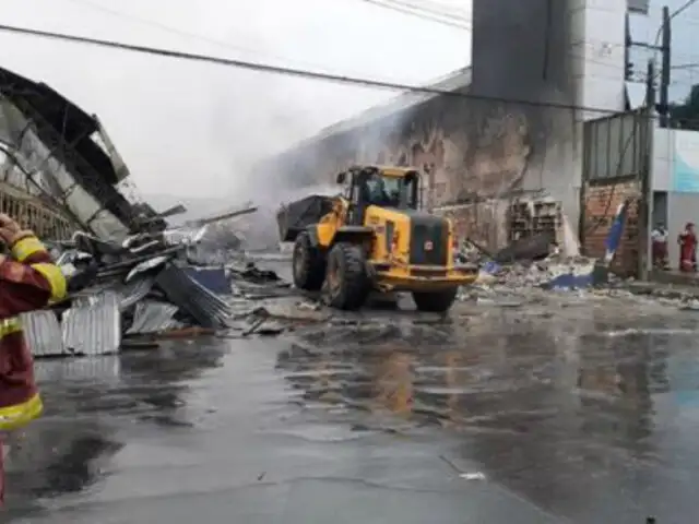 Iquitos: incendio en centro comercial deja tres heridos y un templo dañado