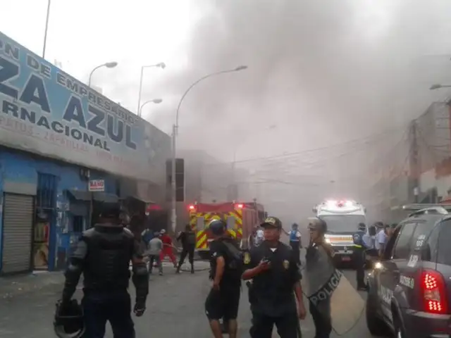 Incendio en el Centro de Lima: fuego consume galería en la cuadra 9 del jirón Ayacucho