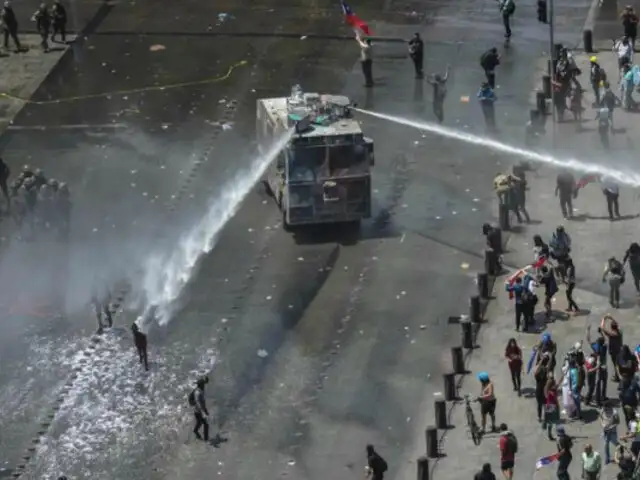 Chile: denuncian uso de soda cáustica en el agua de los cañones antidisturbios