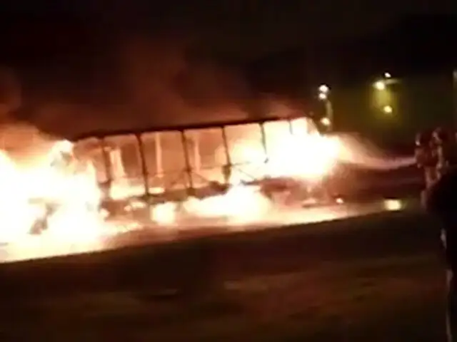 Ventanilla: combi llena de pasajeros se incendia frente a “La Pampilla”