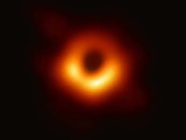 La “foto” de un agujero negro en el espacio es el avance científico del año