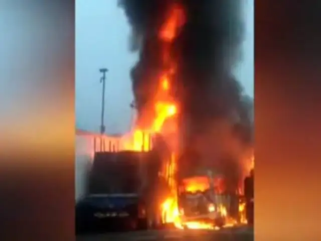 Puente Piedra: pesado vehículo ardió en llamas al interior de cochera