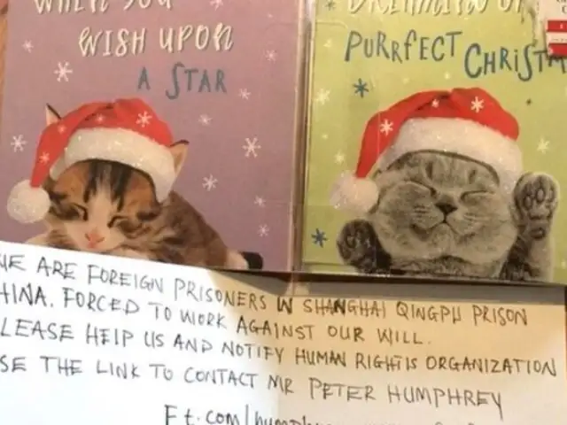 Encuentran en tarjeta navideña el mensaje de un preso en China: ''Por favor, ayúdennos''