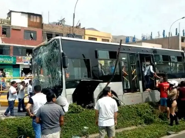 Independencia: bus del Metropolitano se estrella contra poste y deja varios heridos