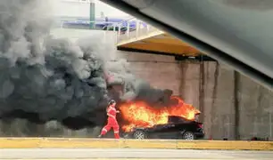 Auto se incendia por problema eléctrico en Surquillo