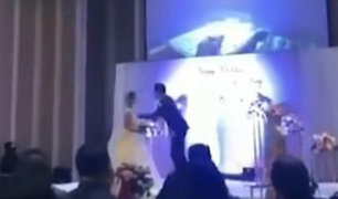 Novio muestra video sobre infidelidad de su pareja en plena boda