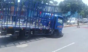 Trujillo: camión termina hundido tras registrarse forado en pista